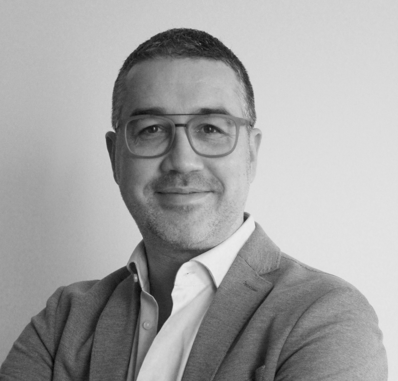 Das Bild zeigt Robert Schratzer Eigentümer und CEO von der Anros GmbH in Grünwald bei München.